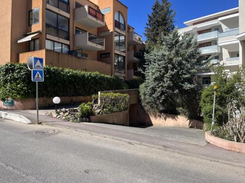 un panneau de rue devant un immeuble d'appartements dans l'établissement Paradisier Apartment Mougins, à Mougins