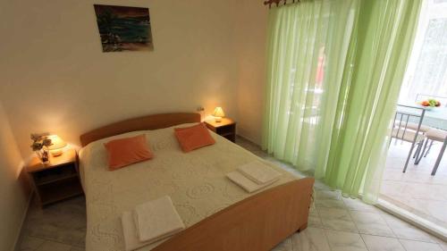 En eller flere senge i et værelse på Apartment Porat 1