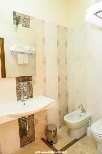 a bathroom with a sink and a toilet at Il Casale Della Regina in Arpino