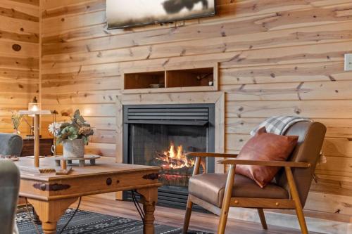 Χώρος καθιστικού στο Cabin 5 Mtn View Cabin Near River with Hot Tub and Fire Pit