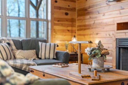 Χώρος καθιστικού στο Cabin 5 Mtn View Cabin Near River with Hot Tub and Fire Pit