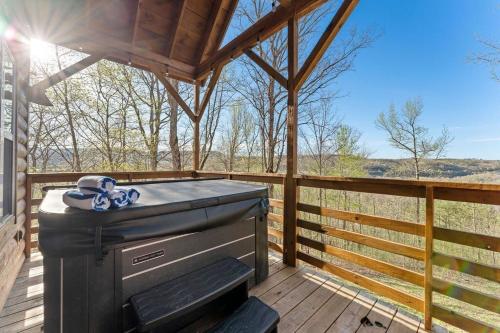 Μπαλκόνι ή βεράντα στο Cabin 5 Mtn View Cabin Near River with Hot Tub and Fire Pit