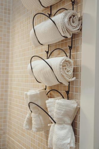 a bunch of towels on a towel rack in a bathroom at Royal Palace B&B in Caserta