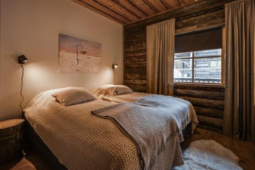 クーサモにあるVilla Honkaruka - Luxury Villa in Rukaのベッドと窓のある寝室