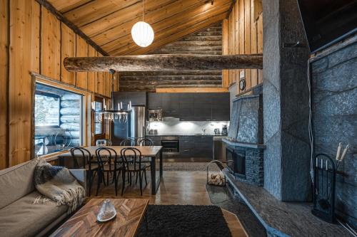 クーサモにあるVilla Honkaruka - Luxury Villa in Rukaのテーブルと暖炉のあるリビングルーム