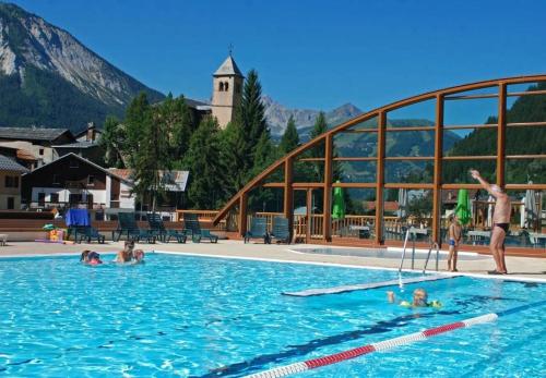 un groupe de personnes dans une piscine dans l'établissement Appartement Chez Jean - 3 pièces - Champagny-en-Vanoise - La Plagne, à Champagny-en-Vanoise