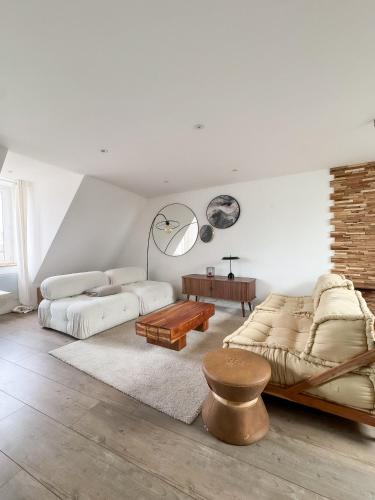 un salon avec un canapé et une table dans l'établissement Duplex-centre ville, à Caen