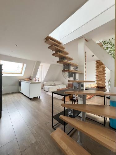 un salon avec un escalier dans une maison dans l'établissement Duplex-centre ville, à Caen
