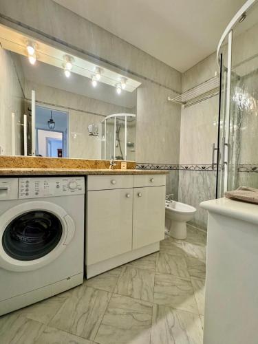 La salle de bains est pourvue d'un lave-linge et d'un sèche-linge. dans l'établissement Le Lys - Apt 4 Prs - clim - piscine - parking, à Antibes