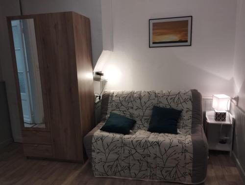 - un salon avec un canapé et 2 oreillers dans l'établissement Appart 2 pièces proche de Nausicaá et de la plage, à Boulogne-sur-Mer