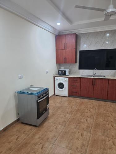 a kitchen with a stove and a microwave in it at Earl Lodge in Ashalebotwe
