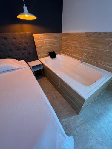 Una cama o camas en una habitación de Hotel Almalu