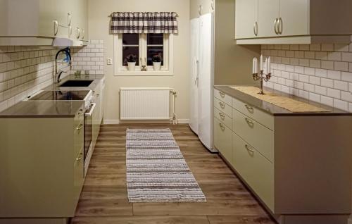 Dapur atau dapur kecil di 5 Bedroom Awesome Home In Kopparberg