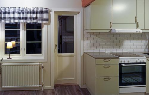 Dapur atau dapur kecil di 5 Bedroom Awesome Home In Kopparberg