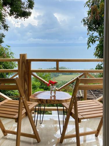 a table and chairs on a balcony with a view of the ocean at Apartamento con Vista al Mar PalmeritaVillage in El Valle