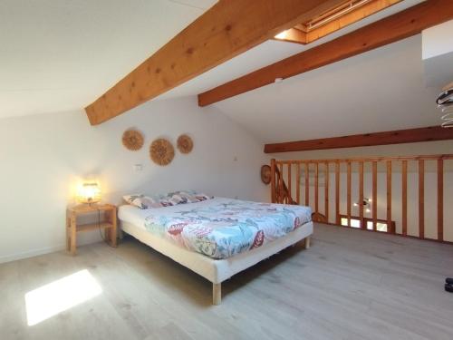 - une chambre avec un lit et un escalier en bois dans l'établissement DUPLEX with terrace in residence and pool, à Cogolin