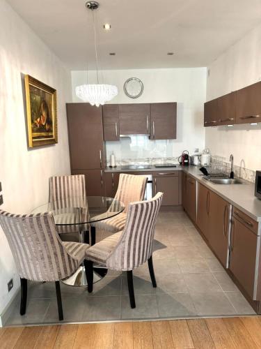 une cuisine avec une table et des chaises dans une cuisine dans l'établissement 3P Cannes Centre 3min Palais des Festivals,Top location, à Cannes