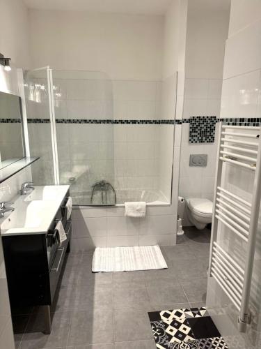 une salle de bain avec une baignoire, un lavabo et des toilettes dans l'établissement 3P Cannes Centre 3min Palais des Festivals,Top location, à Cannes
