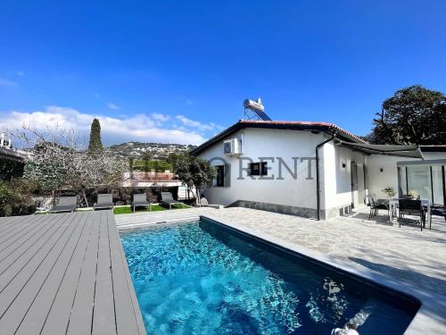 une villa avec piscine et une maison dans l'établissement Cannes Centre Grande Villa piscine chauffée, à Cannes