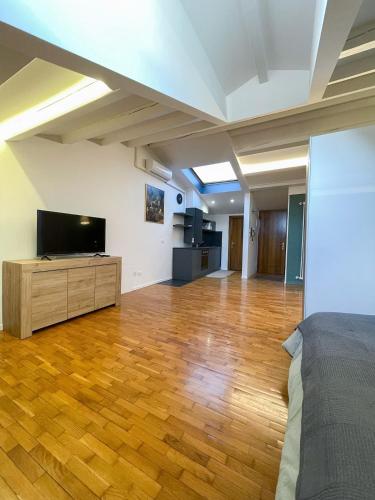 un ampio soggiorno con TV a schermo piatto di Le Mura Minicase int 4 a Castelfranco Veneto