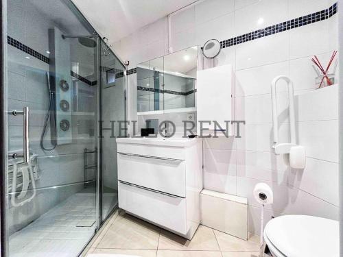 une salle de bain blanche avec douche et toilettes dans l'établissement Grande Villa Cannes Centre havre de paix, à Cannes