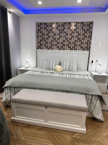 a bedroom with a large bed with a large headboard at Espectacular y Moderno Apartamento Paradise a 15 min en vehiculo del Zocalo de Oaxaca in Oaxaca City