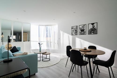 un salon avec un canapé, une table et des chaises dans l'établissement Family apartment facing lakes - Paris & Disneyland, à Lognes