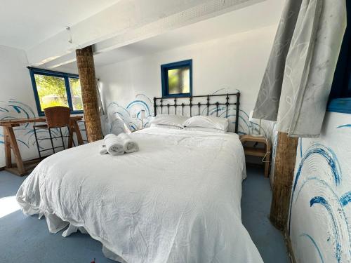 Ένα ή περισσότερα κρεβάτια σε δωμάτιο στο Cooks Beach Holiday Home