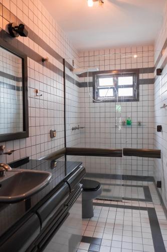 Bilik mandi di Pousada DRIRIOS HOUSE