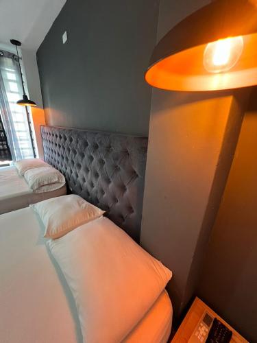Una cama o camas en una habitación de Hotel Almalu