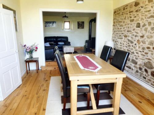 une salle à manger et un salon avec une table et des chaises dans l'établissement Maison charmante à Mercœur avec jardin et parking, à Mercoeur