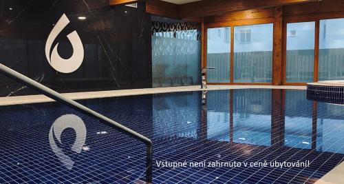 a swimming pool in a building with a swimming pool at Horský apartmán Nový Javor - s možností využití wellness in Železná Ruda