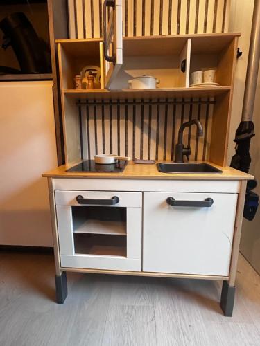 a kitchen island with a sink and a sink at Bos-Chalet bij Wijers Wandelroutes, Rust & Gezinsplezier Fijnspar 108 Hengelhoef in Houthalen-Helchteren