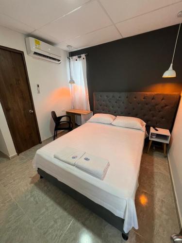 Una cama o camas en una habitación de Hotel Almalu
