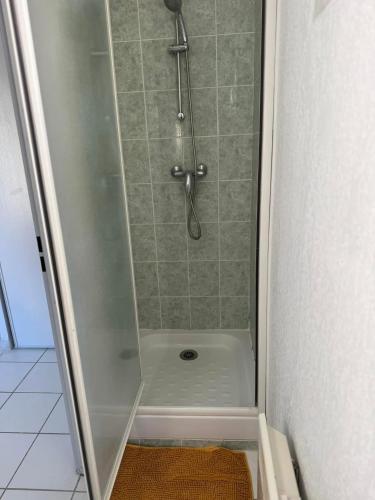 une douche avec une porte vitrée dans une salle de bain dans l'établissement Villa avec piscine privée et jacuzzi privé, à Saint-Saturnin-lès-Avignon