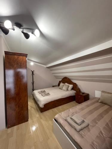 a bedroom with two beds in a room at Central Charm Residence Kumanovo in Kumanovo