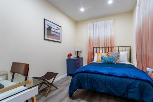 a bedroom with a bed and a desk and a chair at Upscale Relax 2 Bedroom near Yankee Stadium 14 min drive in New Rochelle