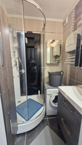 une salle de bain avec une douche avec des toilettes et un lavabo dans l'établissement Résidence Les Goelettes Appartement avec terrasse - Clim - Wifi - parking - Piscine - Front de mer, à Saint Cyprien Plage