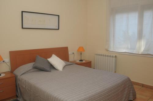 1 dormitorio con 1 cama con 2 almohadas en Apartaments Villa Conchi, en Sitges