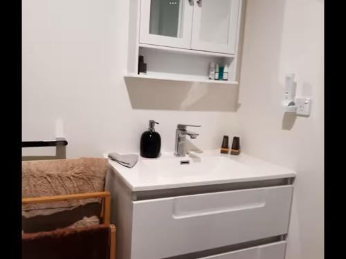 Φωτογραφία από το άλμπουμ του Modern and spacious 1-Bedroom Holiday Home σε Whangarei