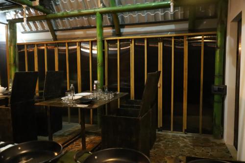 Posezení v ubytování Bamboo Cabana Adams Peak