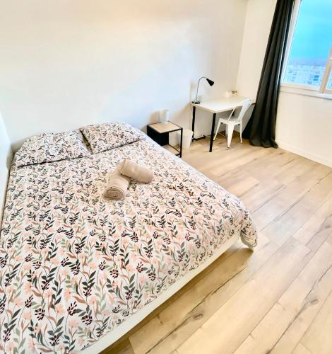 une chambre avec un lit, une table et un bureau dans l'établissement Chambre PRIVÉE dans Appartement PARTAGÉ - Résidence Palmer - Balcon - Tram A - REF P8, à Cenon