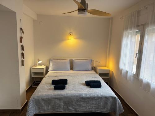 ein Schlafzimmer mit einem Bett mit zwei Kissen darauf in der Unterkunft Apartamento de 2 habitaciones en primera línea con vistas al mar in Platja de l'Arenal