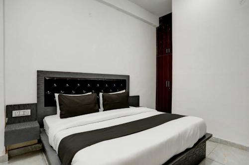 Postel nebo postele na pokoji v ubytování Hotel O Aarav Residency
