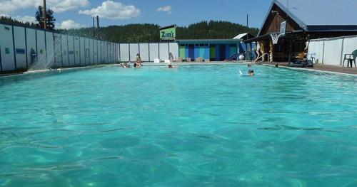 un groupe de personnes nageant dans une piscine dans l'établissement Heaven The biggest best vacation lodge, sleeps twenty four, à New Meadows