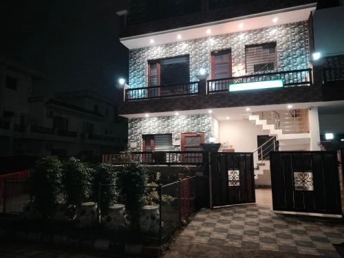 a house with a gate in front of it at night at Villa Elysian Park-1483 in Lāndrān