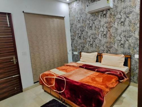 a bedroom with a bed and a wall at Villa Elysian Park-1483 in Lāndrān