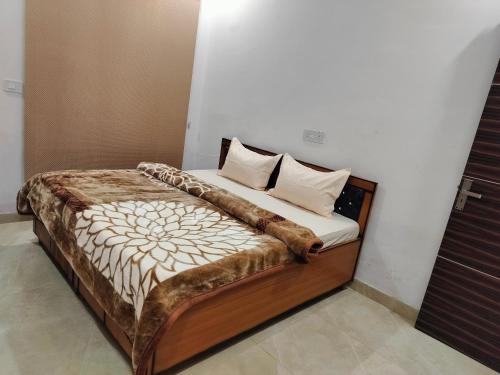 a bed with white pillows and a blanket on it at Villa Elysian Park-1483 in Lāndrān