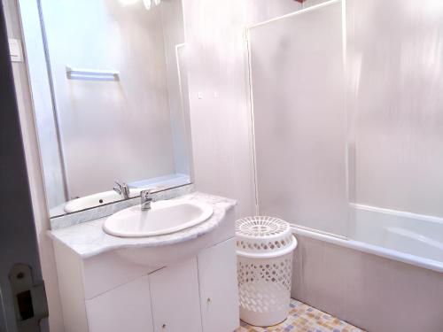 une salle de bain blanche avec un lavabo et une douche dans l'établissement Maison accueillante avec vue sur le lac à Moncoutant, à Moncoutant