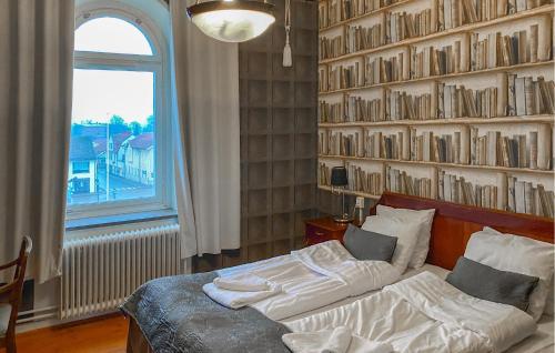 Una cama o camas en una habitación de Beautiful Apartment In Skänninge